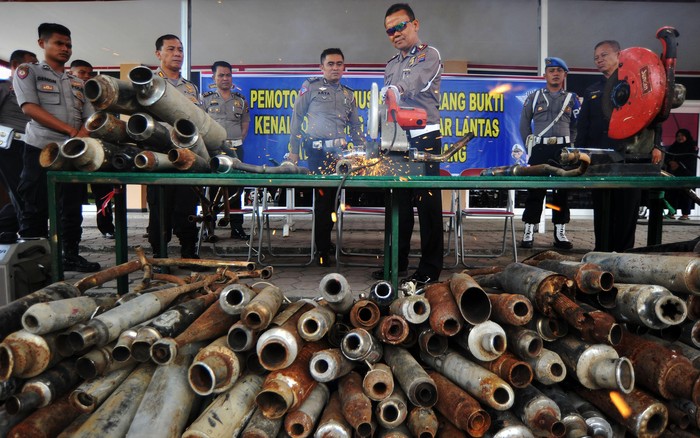 Polresta Padang dan Poresta Bandar Lampung menyita dan memusnahkan knalpot brong yang bikin bising. Pemusnahan dengan cara dipotong menggunakan mesin.