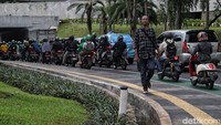 Beralihnya gaya hidup dari menggunakan kendaraan pribadi ke menggunakan transportasi publik maupun menggunakan kendaraan lingkungan tak hanya dapat mengurangi polusi udara, tetapi juga dapat menjadi salah satu upaya untuk mengurai kemacetan di ibu kota.