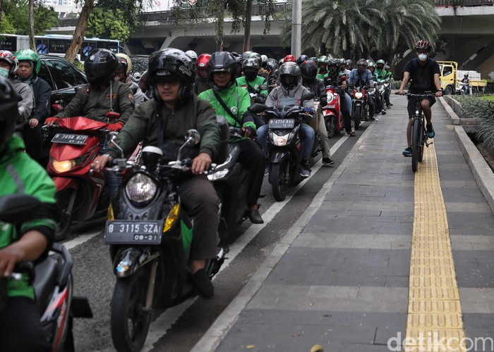 Polusi Udara dan Kemacetan di Jakarta Polusi udara merupakan satu dari beragam persoalan yang terjadi di ibu kota. Jakarta yang masuk 10 kota termacet di dunia turut sumbang polusi udara di ibu kota