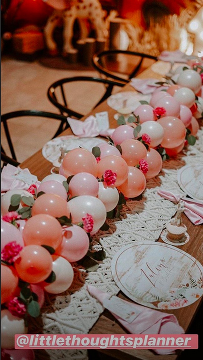 Perpaduan warna cokelat, putih dan pink membuat dekorasi ulang tahun putri Raisa dan Hamish Daud ini tampak begitu cute ya. Foto: Instagram @littlethoughtsplanner, Instagram @olaharika
