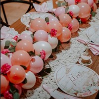 Perpaduan warna cokelat, putih dan pink membuat dekorasi ulang tahun putri Raisa dan Hamish Daud ini tampak begitu cute ya. Foto: Instagram @littlethoughtsplanner, Instagram @olaharika