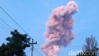 Abu vulkanik Merapi membubung tinggi ke angkasa.