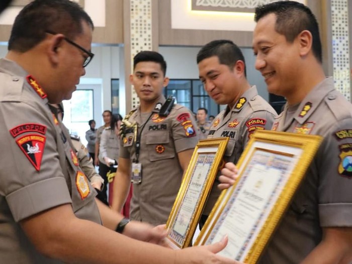 Polres Gresik raih penghargaan menjaga wilayah bebas korupsi dengan berbagai inovasi.