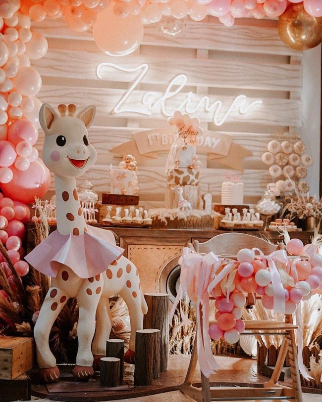 Berdasarkan keterangan Little Thoughts Planner diketahui Raisa memilih tema Sophie the Giraffe untuk ulang tahun Zalina. Apa itu Sophie the Giraffe? Bagi mereka yang sudah menjadi orangtua, khususnya para ibu, Sophie the Giraffe pastinya bukan lagi hal asing. Sophie the Giraffe merupakan mainan teether yang disukai anak-anak. Sophie the Giraffe yang sudah ada sejak 1961 ini sudah menjadi favorit anak-anak di seluruh dunia, termasuk anak para artis dunia. Foto: Instagram @littlethoughtsplanner, Instagram @olaharika