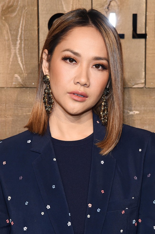 Untuk riasan wajah, Bunga Citra Lestari memilih pulasan yang natural. Sebagai sentuhan akhir, ia menambahkan aksesori berupa statement earring.  (Foto: Jamie McCarthy/Getty Images for Michael Kors)