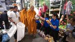 Lantunan Doa dari Biksu dan Warga di Lokasi Penembakan Thailand