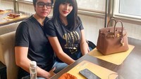 Sebelum santap burger, Lucinta dan Abash berfoto bersama. Tas mewahnya Lucinta bikin salah fokus ya! Foto: Instagram @lucintaluna/@ashgreyz