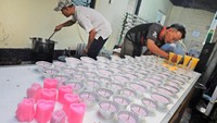 Menjelang hari kasih sayang atau Valentine permintaan lilin untuk kebutuhan hotel atau toko meningkat dari biasanya 10 biji per jenis menjadi 100 biji per jenis seperti lilin aromaterapi, lilin berbentuk hati dan bunga dengan harga Rp5.000 per biji - Rp50.000 per biji. ANTARA FOTO/Aloysius Jarot Nugroho.