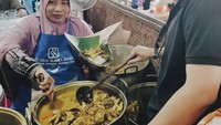 Apalagi ia selalu menunjukkan momen bahagianya kala kulineran seru. Seperti pada momen yang satu ini, Febrian mampir dan cicip kulineran legendaris Tengkleng Klewer Ibu Edi yang ada di Solo. Foto: Instagram @febriannindyop