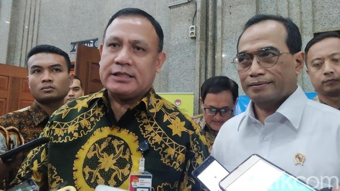 Ketua KPK Firli Bahuri (baju batik)
