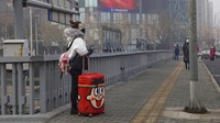 Jumlah kematian dan kasus baru virus corona ini melonjak drastis pada Kamis (13/2) ini setelah otoritas China mengubah metode diagnosis untuk kasus virus corona yang terkonfirmasi di wilayahnya. AP photo/Ng Han Guan.