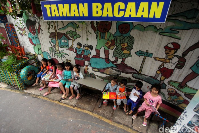 Taman Bacaan Anak-anak di Tambora Ada yang menarik di gang sempit yang berada di kawasan permukiman padat penduduk di Tambora, Jakbar. Di gang sempit itu terdapat taman baca untuk anak-anak.
