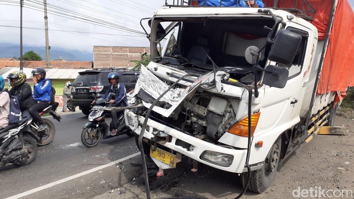 Kecelakaan beruntun Flyover Kretek, Brebes, Kamis (13/2/2020).