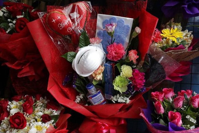 Buket Bunga Anti Virus Corona Jelang Valentine Buket bunga kerap diberikan kepada pasangan atau keluarga saat hari kasih sayang. Di Filipina ada buket bunga unik yang dapat tangkal virus corona. Penasaran?