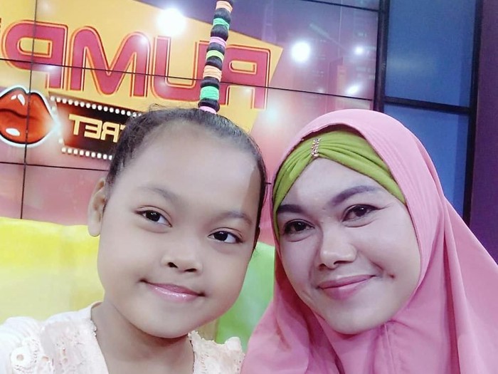 Misca Mancung dan ibunya.