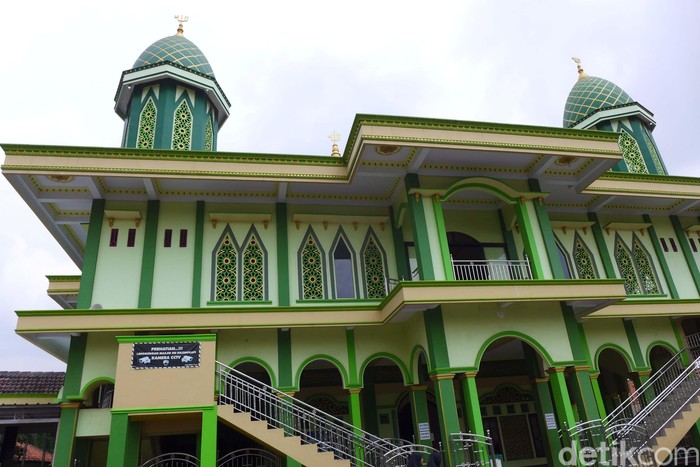 Masjid Jami Nurul Falah di Teluk Pucung, Bekasi, Jabar, turut terdampak banjir pada awal tahun lalu. Bantuan renovasi dan pengecatan pun diberikan untuk masjid ini.