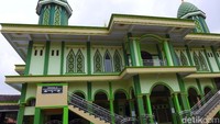 Ini Masjid Jami Nurul Falah di Teluk Pucung, Bekasi Utara, Jawa Barat, yang mendapat bantuan renovasi dan pengecatan.