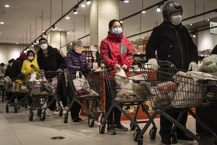 Jumlah Korban Tewas Akibat Virus Corona Jadi 1.363 Orang Jumlah korban jiwa akibat virus corona di China melonjak drastis. Hingga kini diketahui 1.363 orang tewas akibat wabah virus corona secara global.