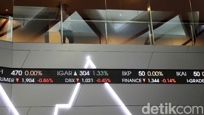 Potret Ekonomi RI Dibayangi Wabah Corona Pengunjung berada di sekitar layar pergerakan Indeks Harga Saham Gabungan (IHSG) di Bursa Efek Indonesia (BEI) Jakarta, Kamis (13/2). Indeks Harga Saham Gabungan (IHSG) di Bursa Efek Indonesia (BEI) hari ini pukul 12.00 menurun-0,67% ke posisi 5,873,30. Pergerakan IHSG ini masih dipengaruhi oleh sentimen atas ketakutan pasar akan penyebaran wabah virus corona.