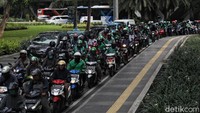 Banyaknya warga yang mengendarai kendaraan pribadi untuk beraktivitas tak hanya membuat kemacetan terjadi di Jakarta. Kondisi itu turut membuat kualitas udara di ibu kota menurun akibat polusi udara dari kendaraan bermotor.