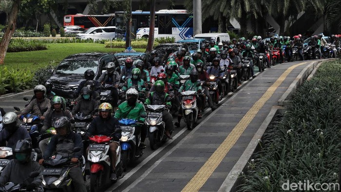 Polusi udara merupakan satu dari beragam persoalan yang terjadi di ibu kota. Jakarta yang masuk 10 kota termacet di dunia turut sumbang polusi udara di ibu kota