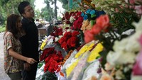 Pedagang mengaku jelang valentine, harga bunga mawar mengalami kenaikan harga hingga 100 persen dibanding saat hari biasa dari Rp5.000 per tangkai menjadi Rp10.000 per tangkai menyusul banyaknya permintaan. ANTARA FOTO/Andreas Fitri Atmoko.