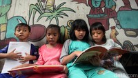 Kehadiran taman baca itu disambut oleh warga sekitar khususnya anak-anak.