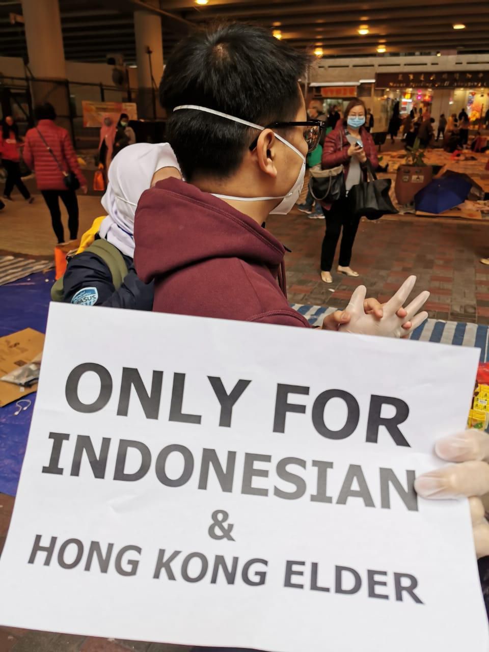 Bank Mandiri Bersama Pekerja Migran Indonesia Bagikan Masker di Hong Kong. (Dok: Mandiri)