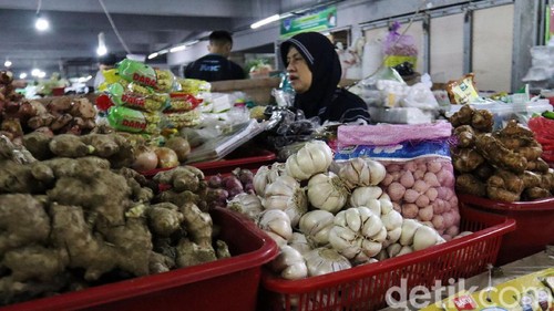 Sempat merangkak naik, harga bawang putih di pasar tradisional Kota Bandung, Jawa Barat berangsur menurun. Di Pasar Kosambi, harga bawang putih saat ini Rp 52-56 ribu. Harga itu, turun dibandingkan sepekan lalu yang tembus ke angka Rp 70 ribu.