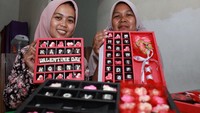 Perajin menunjukkan cokelat bertema Hari Kasih Sayang atau Valentine di industri rumahan kawasan Balongbendo, Sidoarjo, Jawa Timur, Rabu (12/2/2020). ANTARA FOTO/Umarul Faruq.