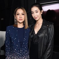 Bunga Citra Lestari bukan satu-satunya selebriti asal Asia yang menghadiri fashion show Michael Kors. Hadir pula aktris asal Thailand, Mint Chalida. Keduanya pun sempat berfoto bersama. (Foto: Jamie McCarthy/Getty Images for Michael Kors)