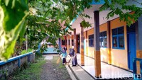 Aktivitas di sekitar sekolah itu tak tampak ramai. Hanya sejumlah siswi SMP terlihat sedang membersihkan area pekarangan sekolah tersebut.