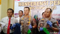Polisi juga menunjukkan barang bukti yang digunkan untuk menyiksa siswi SMP Muhammadiyah Butuh.