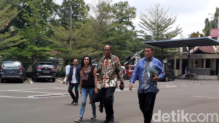 Karen Pooroe ke Polres Jaksel (Pingkan/detikcom)