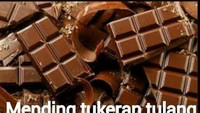 Tidak hanya kocak, meme satu ini bisa membuat Anda baper. Baca saja meme dengan tulisan, Valentine tukeran chocolate? Udah biasa! Mending tukeran tulang, aku jadi tulang punggungmu kamu jadi tulang rusukku. Foto: Istimewa