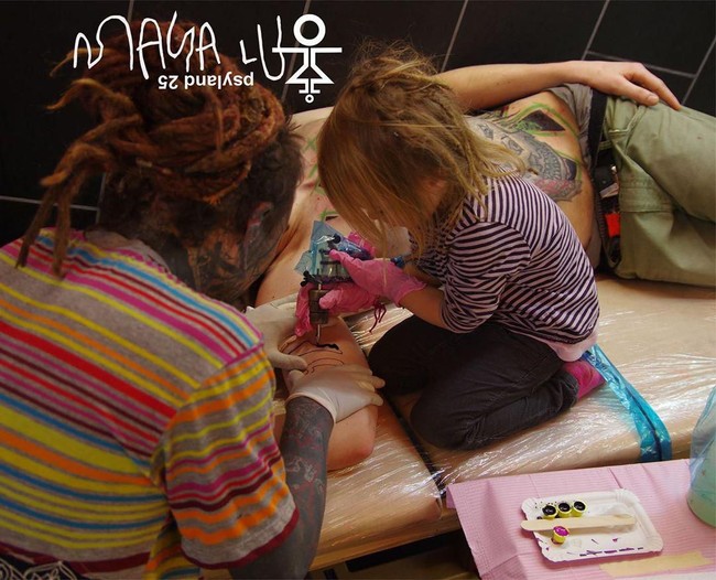 Teman-temanku sudah lama meminta dia untuk mentato dan aku bahkan menyuapnya dengan permen dan hadiah, tapi dia tidak mau dan butuh bertahun-tahun sebelum mereka akhirnya mendapat tato,Foto: Instagram @maya_lu_psyland_25