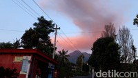 Warga pun dihimbau untuk sementara beraktivitas di luar jarak 3 Km dengan puncak Gunung Merapi dan mengenakan masker saat keluar rumah untuk mengantisipasi debu. (Ragil Ajiyanto)