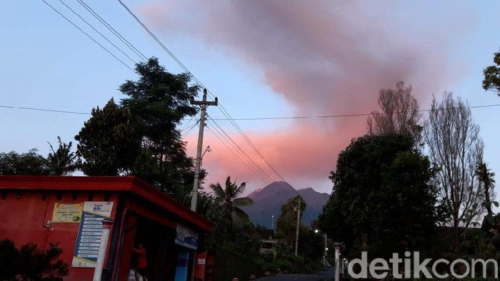Gunung Merapi erupsi, Kamis (13/2/2020) pukul 05.16 WIB. Tinggi kolom erupsi Gunung Merapi mencapai sekitar 2.000 meter atau 2 km.