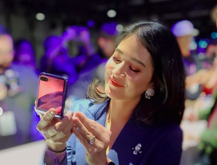 Dian Sastrowardoyo dan Samsung Galaxy Z Flip