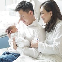 Setelah menikah, mereka tak langsung dikarunia momongan. Butuh penantian selama delapan tahun sampai akhirnya anak pertama mereka lahir. Pada 13 Februari 2020, Shandy dan David menyambut kehadiran bayi perempuan yang dinamai Claire Herbowo. (Foto: Instagram/@byfaithplaner)