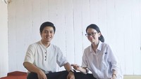 Begitupula pada momen ini, yang menunjukkan kala Febrian dan Parasayu sedang berkunjung ke rumah eyang meminta restu sebelum melaksanakan pernikahan. Saat itu mereka juga disuguhi beragam makanan. Foto: Instagram @febriannindyop