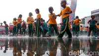 Sambil bermain air, mereka dikenalkan tentang profesi sebagai pemadam kebakaran.