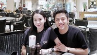 Saat kulineran, Febrian turut mengajak Istri tercintanya. Bahkan ia selalu mengabadikan momen mereka saat mempir ke restoran. Momen tersebut juga banyak dibagikan melalui laman instagramnya. Foto: Instagram @febriannindyop