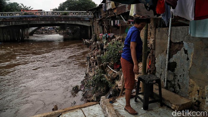 Banjir Jakarta beberapa waktu lalu membuat upaya untuk normalisasi Sungai Ciliwung kembali bergeliat. Pembebasan lahan untuk pelebaran sungai pun akan dilakukan