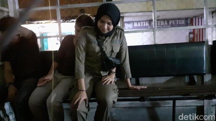 Belasan remaja diamankan dalam razia yang dilakukan Satpol PP dan Dinsos Makassar di malam valentine (MN Abdurrahman/detikcom)