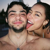 Noah dan Alexis berkencan sejak awal 2019 setelah dikenalkan oleh teman ketika mereka hiking bersama. Foto: Getty Images