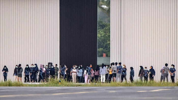 Sejumlah Warga Negara Indonesia (WNI) yang dievakuasi dari Wuhan, Hubei, China bersiap melakukan senam bersama prajurit TNI pada hari ketigabelas di Hanggar Pangkalan Udara TNI AU Raden Sadjad, Ranai, Natuna, Kepulauan Riau, Jumat (14/2/2020). Sekretaris Direktorat Jenderal Pencegahan dan Pengendalian Penyakit dr. Achmad Yurianto sudah diputuskan bahwa observasi WNI dari Wuhan yang saat ini tinggal di Natuna, berakhir pada tanggal 15 Februari 2020 pukul 12.00 WIB.  ANTARA FOTO/Muhammad Adimaja/foc.