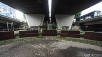 Selain dilengkapi fasilitas fitnes, kolong flyover Slipi juga dilengkapi dengan bangku-bangku dari kayu untuk beristirahat.