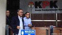Saat dimintai keterangan oleh awak media, pria yang akrab disapa Zulhas itu mengaku diperiksa berkaitan pemintaan kebun dari PT Palma Satu yang diajukan ke Kementerian Kehutanan kala itu.