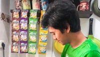 Tak hanya itu, ia juga termasuk orang yang sayang dengan orang tuanya lho. Seperti yang bisa dilihat di pose yang satu ini, Ajil Ditto membantu sang Ibu untuk memasak nasi menggunakan alat penanak nasi. Foto: Instagram @ajil_ditto08